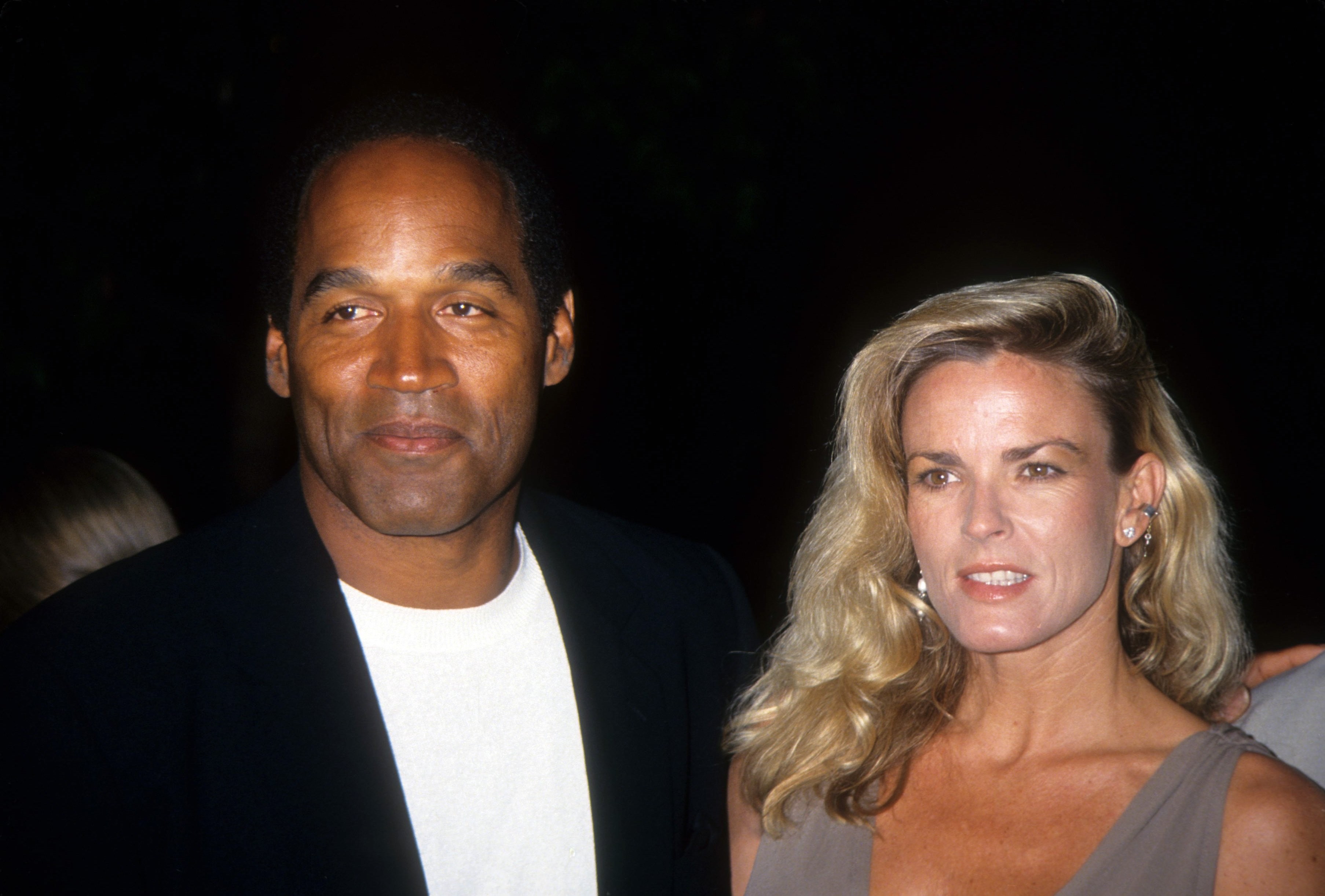 O ex-jgador de futebol americano O.J. Simpson e a ex-esposa Nicole Brown Simpson em foto de 1994 (Foto: Getty Images)