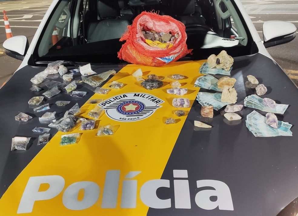 Além das pedras, a polícia apreendeu o carro e R$ 5 mil em dinheiro em Pongaí — Foto: Polícia Rodoviária/Divulgação