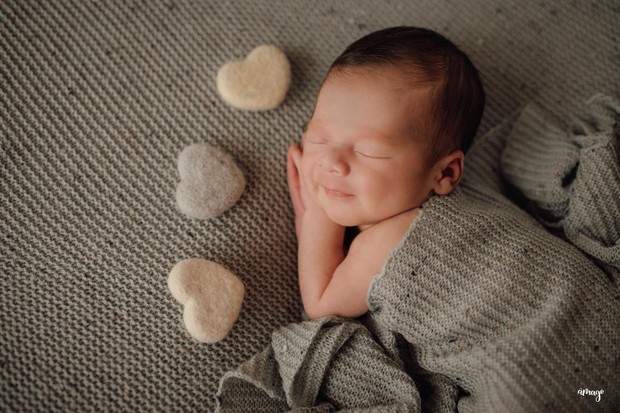 Leon, filho de Andressa Urach e Thiago Lopes, em ensaio newborn (Foto: Âmago Fotografia)