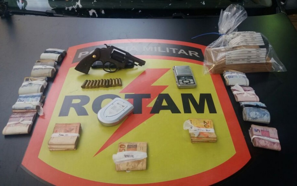 Policiais militares apreenderam arma, munição, drogas e dinheiro com suspeito (Foto: PM/ Divulgação)