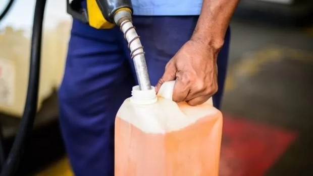 Deflação foi puxada pela queda de 15% no preço da gasolina (Foto: Marcello Casal Jr/Agência Brasil via BBC News)