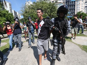 Homem é detido por policial em tumulto durante a saída dos sem-teto do prédio Hilton Santos, no Aterro do Flamengo, zona sul do Rio de Janeiro (Foto: Fábio Motta/Estadão Conteúdo)