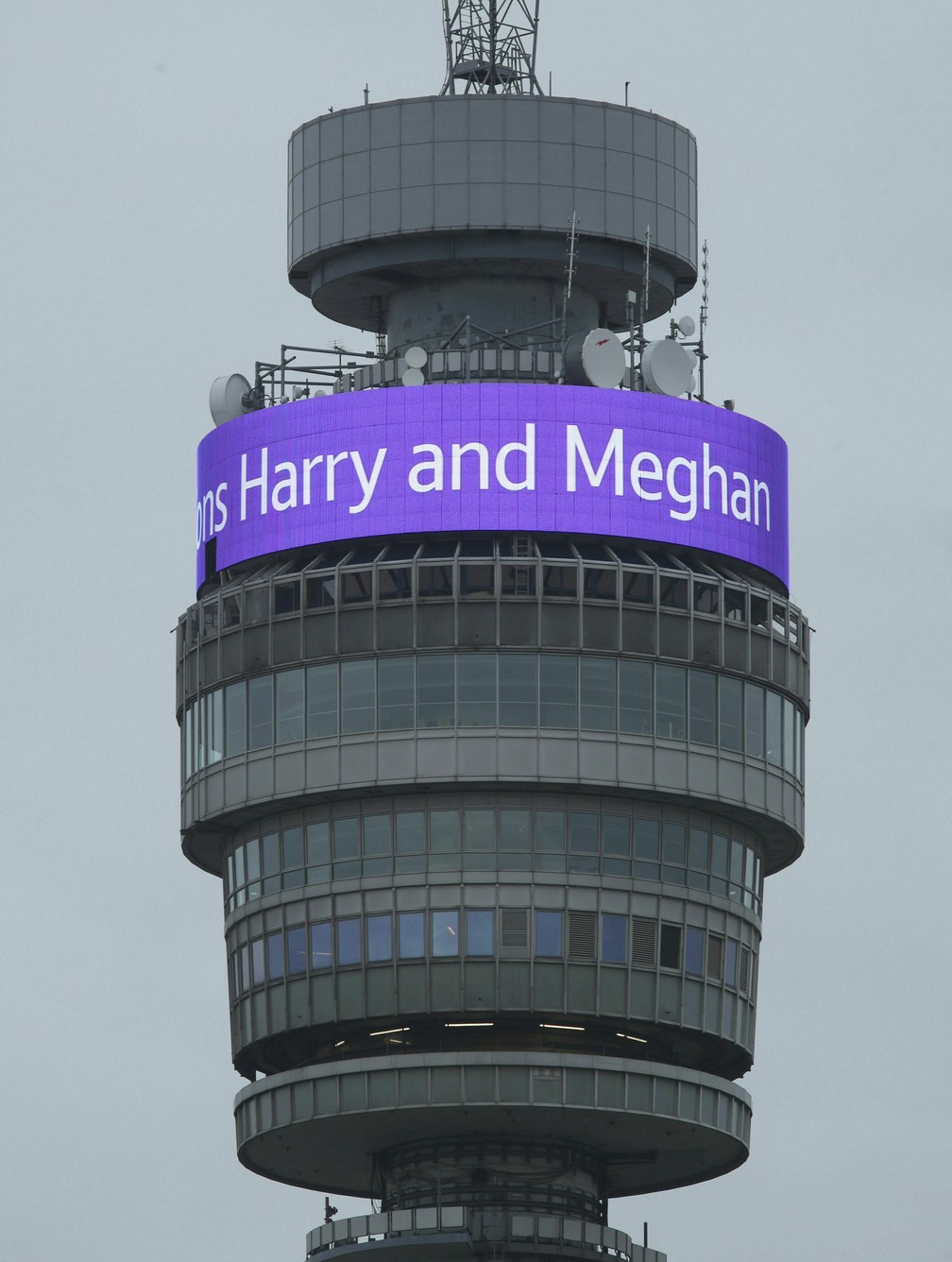 Torre de telecomunicações em Londres com mensagem de parabéns a Harry e Meghan na segunda-feira (6). — Foto: Yui Mok/PA via AP