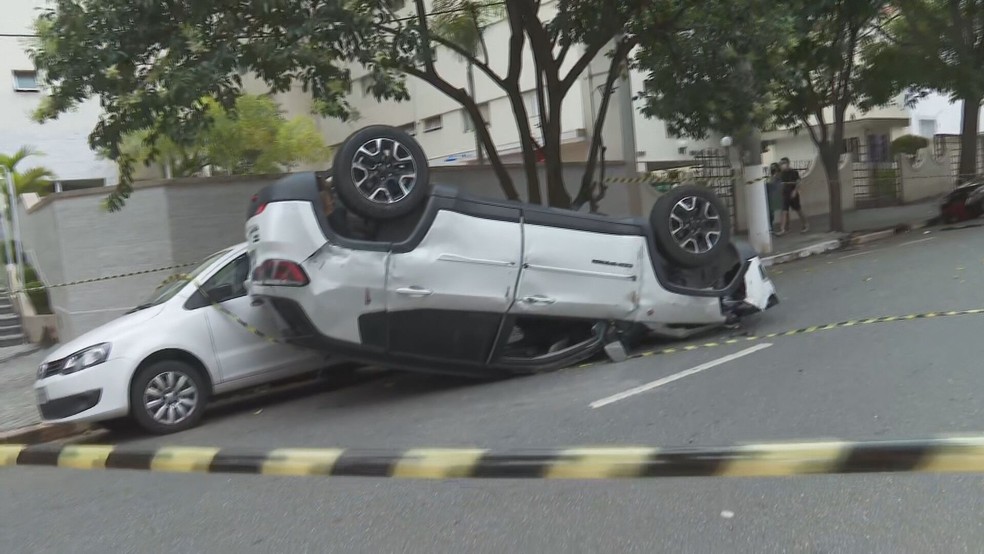 Carro capota na Zona Oeste de SP após tentativa de roubo — Foto: Reprodução/TV Globo