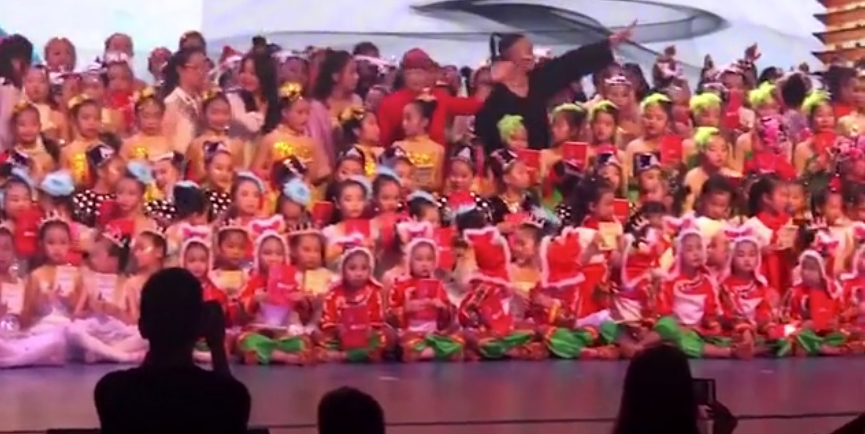 Crianças segundos antes do palco desabar (Foto: Reprodução Youtube)
