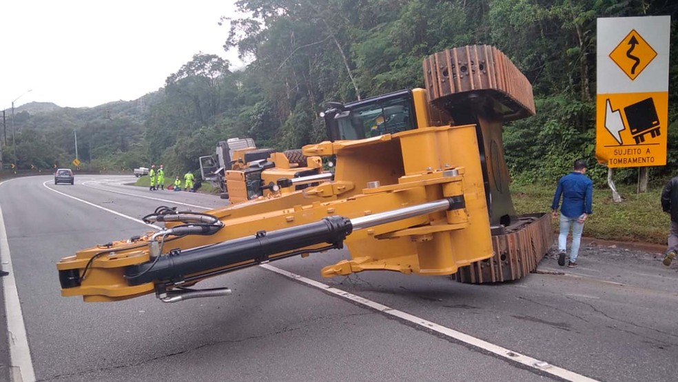 Máquina caiu no asfalto e interditou rodovia em Guaratuba. — Foto: PRF/Divulgação