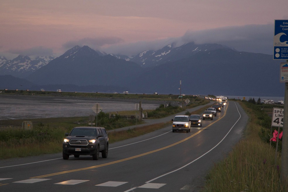 Fila de carros durante evacuação de Homer, no Alasca, após um alerta de tsunami ser emitido devido a um terremoto de magnitude 8,2 — Foto: Sarah Knapp/Homer News via AP