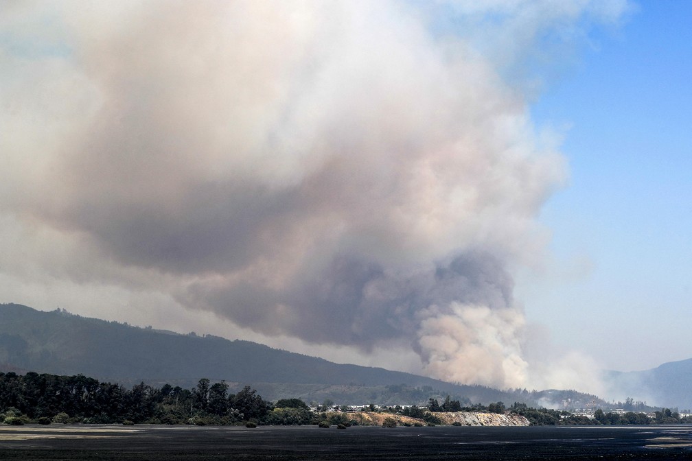 Imagem de incêndio na região de Santa Juana, no Chile, em 3 de fevereiro de 2023 — Foto: Javier Torres/AFP