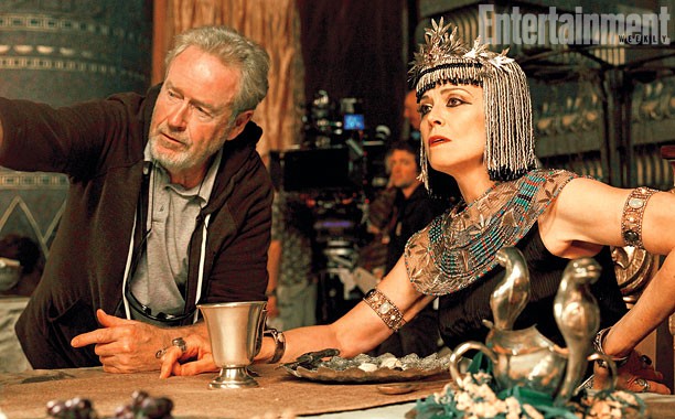 Sigourney Weaver e o diretor, Ridley Scott (Foto: reprodução)