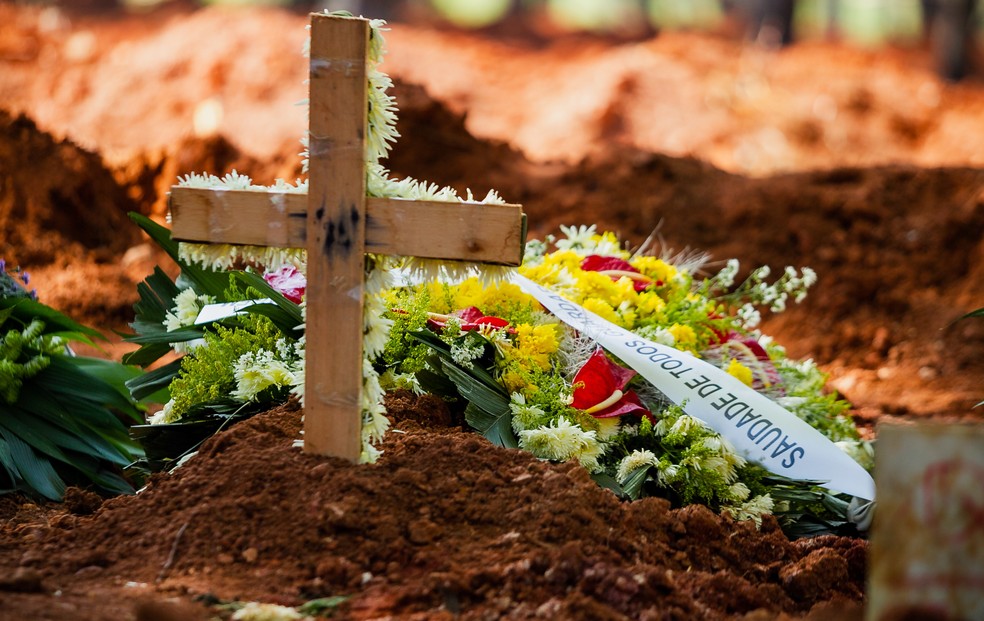 Enterros em meio à pandemia do coronavírus no Cemitério de Vila Formosa, em São Paulo — Foto: Antonio Molina/Estadão Conteúdo
