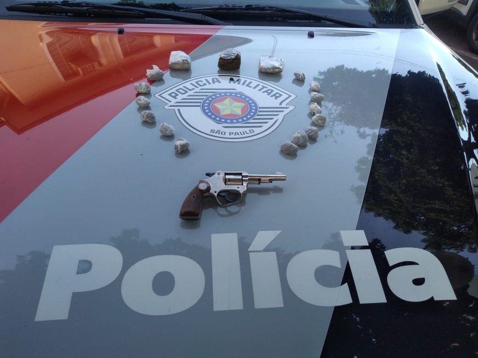 Revólver e maconha foram apreendidos — Foto: Polícia Militar/Cedida