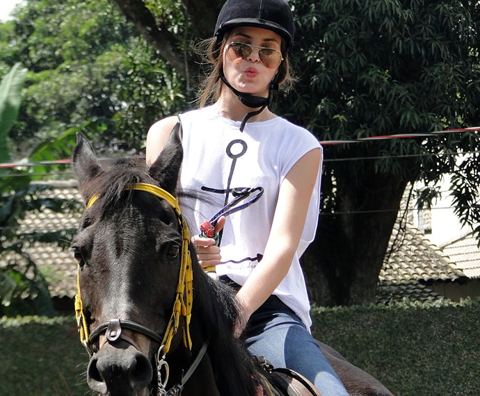 Camila Queiroz encara o desafio de andar a cavalo para encarnar Mafalda em 'Êta Mundo Bom' (Foto: Fabio Rosso/Gshow)