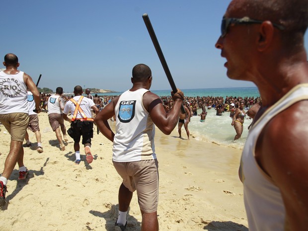 Tentativa de arrastão na altura do posto 8 da praia de ipanema. (Foto:  Guilherme Leporace/Agência O Globo)