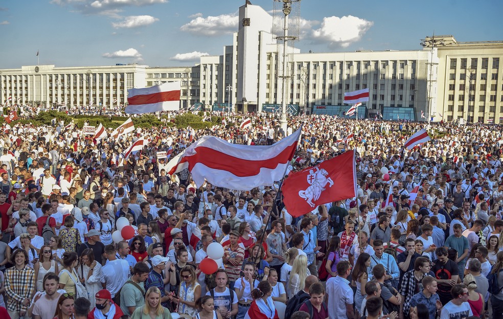 Manifestantes de oposição participam de ato contra a eleição de Lukashenko no centro de Minsk no domingo (16) — Foto: Sergei Gapon/AFP
