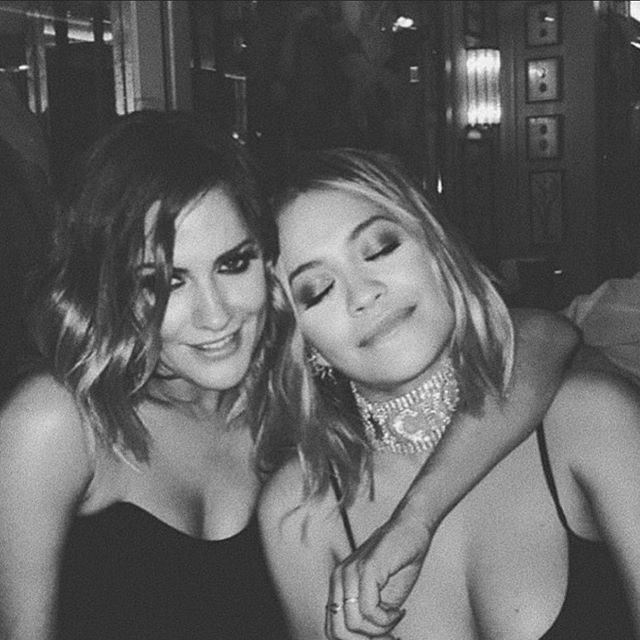 Rita Ora e Caroline Flack (Foto: Reprodução/Instagram)