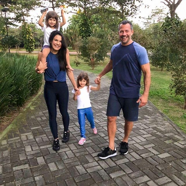 Malvino Salvador se diverte em caminhada com esposa e filhas (Foto: reprodução/Instagram)