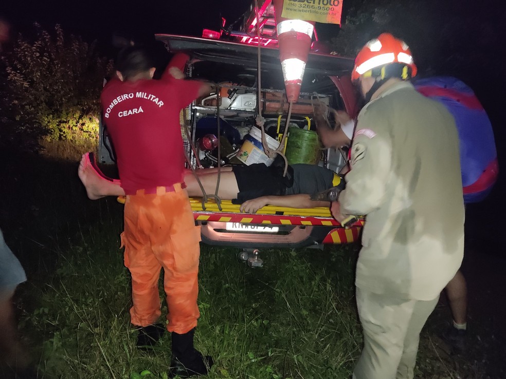 Praticante de parapente é resgatado pelos bombeiros após ser atingido por rajada de vento antes do salto na Serra de Pitiguari, em Pacatuba. — Foto: Corpo de Bombeiros/ Divulgação