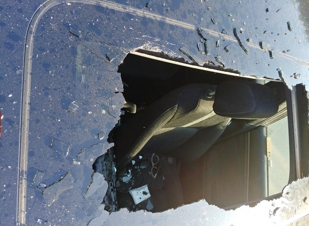 A lata de xampu seco explodiu através de um console fechado e atravessou o teto solar do carro (Foto: Reprodução/people)