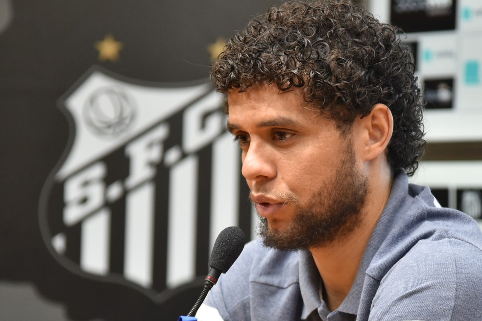 Victor Ferraz concedeu entrevista coletiva nesta quarta-feira, na Vila Belmiro â€” Foto: Ivan Storti/Santos FC