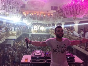 Jonathan Costa em um dos bailes de seu projeto, que foi motivo de discórdia (Foto: Reprodução/Instagram)