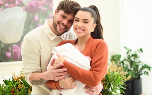 Paula Amorim e Breno Simões deixam maternidade com filho nos braços