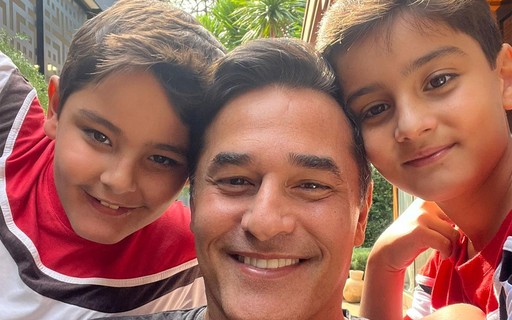 Após alta por cirurgia, Luciano Szafir posa com os filhos