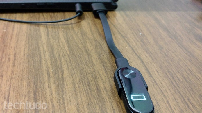 Xiaomi Mi Band 2 deve ser recarregada na porta USB do computador (Foto: Elson de Souza/TechTudo)