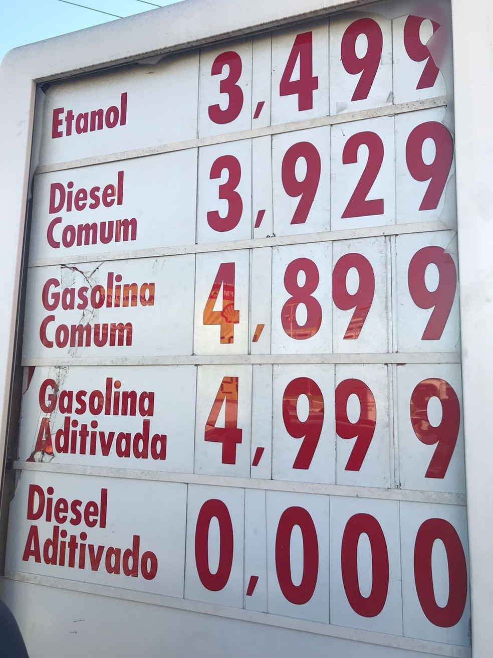 Em Nova Iguaçu, perto da Dutra, um posto cobrava o valor era de R$ 4,89 para a gasolina (Foto: Guilherme Peixoto/G1)
