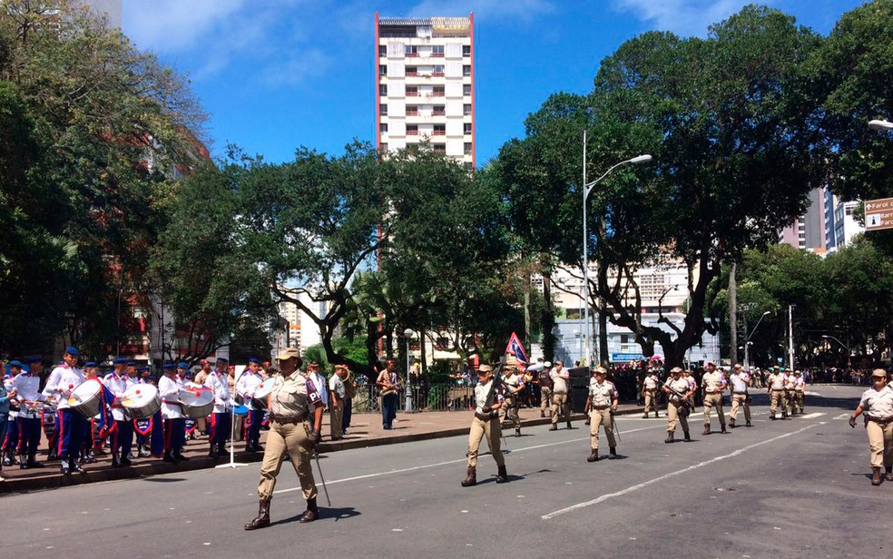 Policiais militares desfilam no cortejo (Foto: Henrique Mendes/G1)