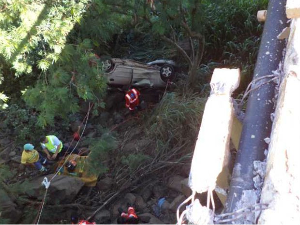 Motorista não viu carreta e carro caiu em ponte (Foto: Polícia Rodoviária Federal/Divulgação)