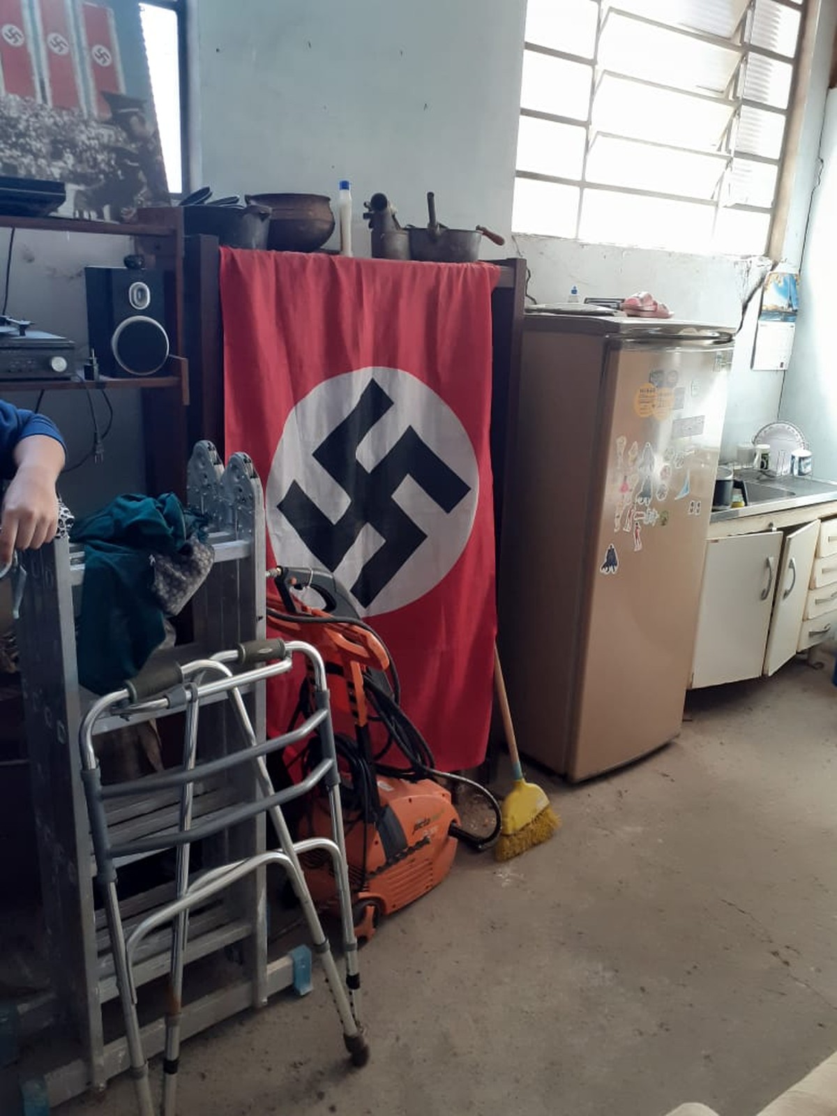 Empresário preso com arsenal, bandeira nazista e munição de uso restrito é solto