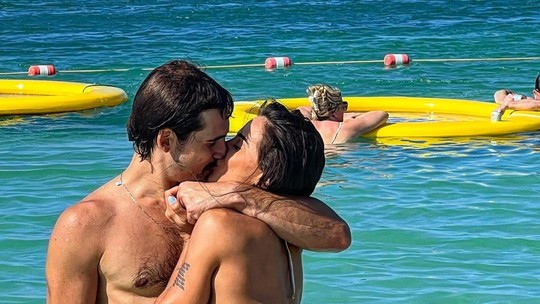 Nicolas Prattes posa com a namorada no mar da Jamaica
