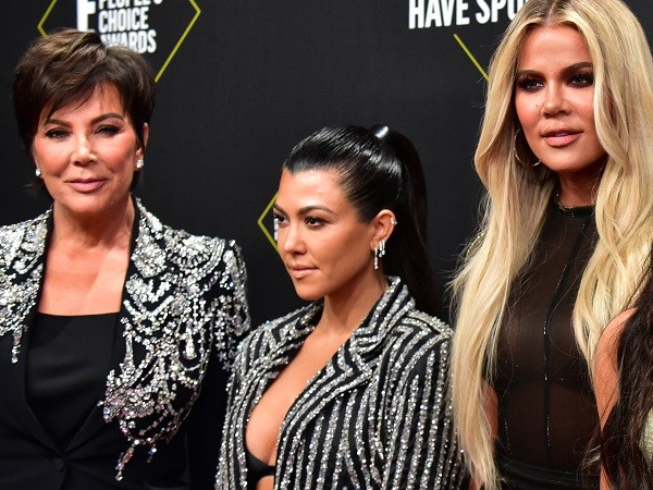 A empresária e socialite Kris Jenner na companhia das filhas Kourtney Kardashian e Khloé Kardashian (Foto: Getty Images)