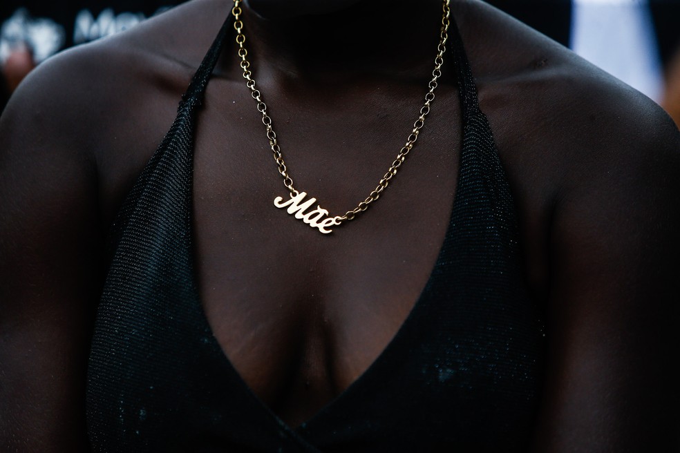 Mulher usa um colar com a palavra 'Mãe'  — Foto: Bruna Prado/AP