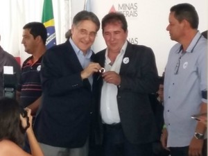 Governador fez entrega símbolica de chaves e seguiu para BH (Foto: Yure Moreira / G1)
