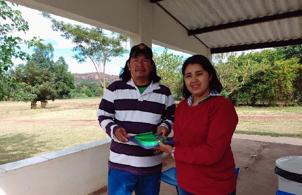 Liderança indígena recebe máscaras de proteção. — Foto: IFMS/Divulgação