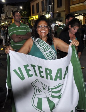 Dona Juvercina não parou de agitar a bandeira da Caldense mesmo após o fim da partida.  (Foto: Lucas Soares / G1)