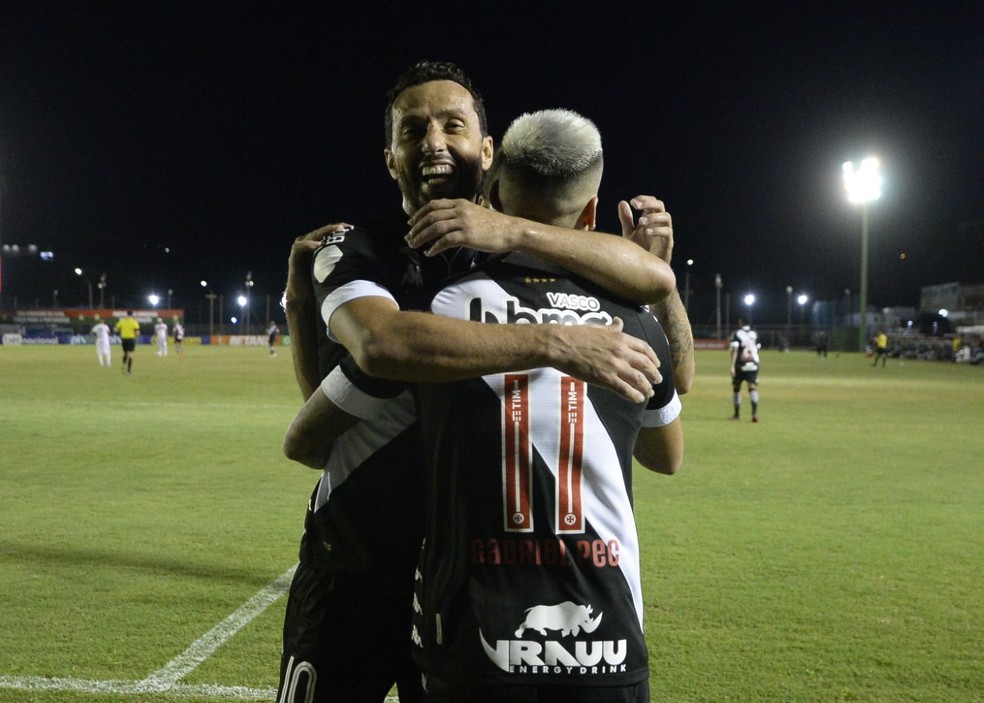 Nenê e Gabriel Pec comemoram gol do jovem contra a Portuguesa — Foto: André Durão/ge