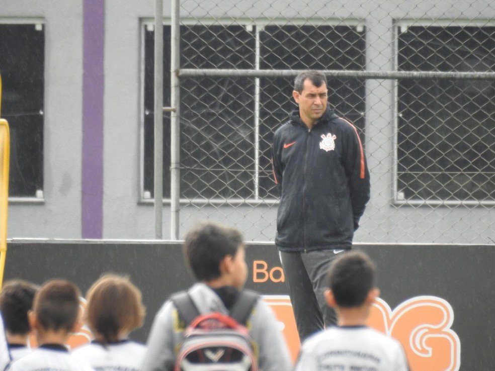 Fábio Carille, sob olhares de crianças, no treino do Corinthians — Foto: Bruno Cassucci
