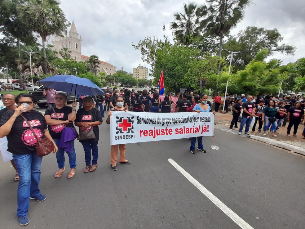 Professores estaduais do Piauí protestam contra aprovação de PL sem reajuste linear para a categoria — Foto: Jonas Carvalho/TV Clube