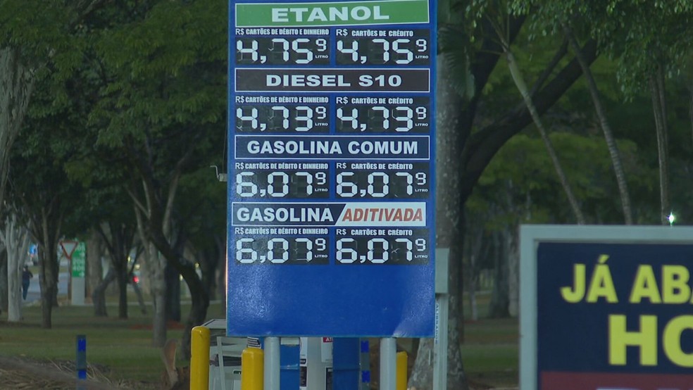 Preço da gasolina em postos do DF passa de R$ 6 — Foto: TV Globo/Reprodução