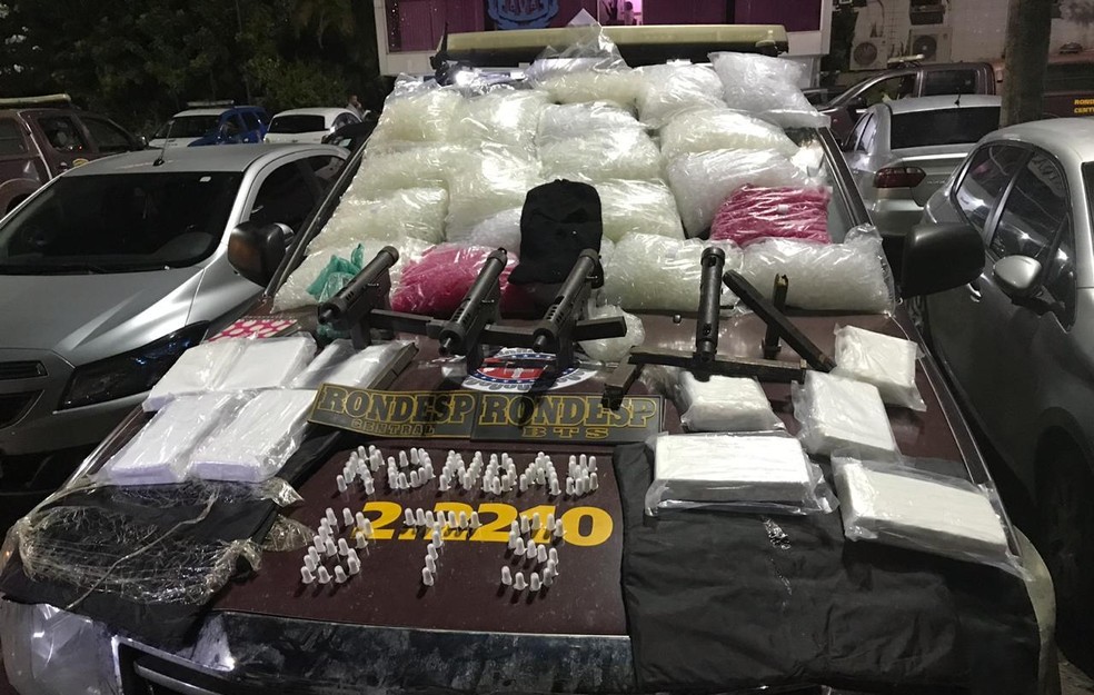 Quatro submetralhadoras e 20 kg de pasta base de cocaÃ­na sÃ£o apreendidos pela polÃ­cia em Salvador â€” Foto: DivulgaÃ§Ã£o/Secretaria de SeguranÃ§a PÃºblica da Bahia (SSP-BA)