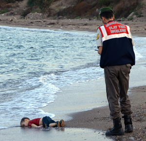 Foto icônica mostra o sírio Alan Kurdi, de 3 anos, após morrer em naufrágio na Turquia (Foto: Nilüfer Demir/AP)