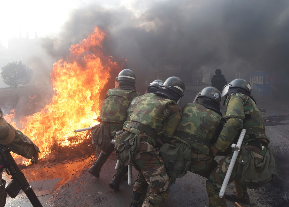 Polícia tenta destruir barricada em Sacaba, perto de Cochabamba, na Bolívia, na sexta (15)  — Foto: Danilo Balderrama/Reuters