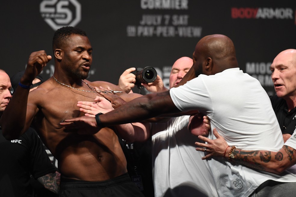 Francis Ngannou (esq.) e Derrick Lewis (dir.) se desentenderam durante a pesagem do UFC 226, em 2018 — Foto: Josh Hedges/Zuffa LLC/Getty Images