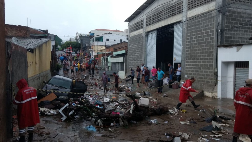 Casas ficaram parcialmente destruÃ­das em uma rua do bairro PetrÃ³polis, em Caruaru (Foto: Magno Wendel/TV Asa Branca)