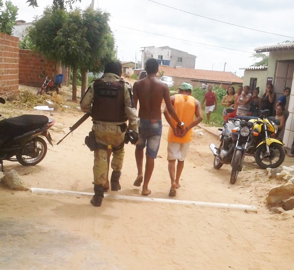 Três homens foram levados para a delegacia, mas somente dois ficaram presos — Foto: PMRN/Divulgação