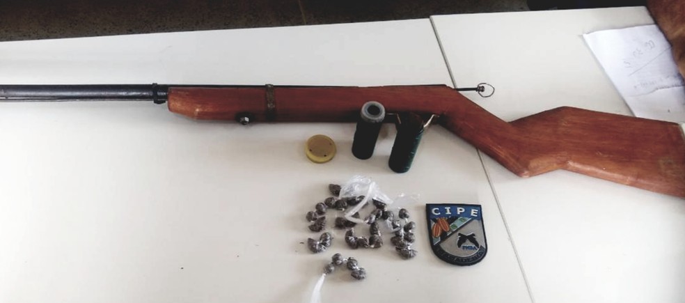Espingarda foi apreendida com adolescente em Coaraci — Foto: Duivulgação/SSP