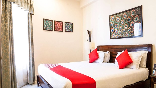 Um dos muitos quartos dos hotéis Oyo. Em qualquer um deles, o cliente encontra essa disposição de itens de cama, que é um dos componentes da identidade visual padronizada da marca (Foto: Facebook/Oyo)