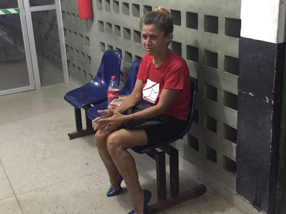 Teresa chora ao receber confirmação oficial do IML sobre morte da filha, que ela se negava a enterrar por acreditar que estava viva (Foto: Derek Gustavo/G1)